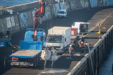 El Cabildo extrae 25 grandes sacas de plásticos y cabos, neumáticos y carros de la compra de los fondos del muelle de Taliarte/TA.